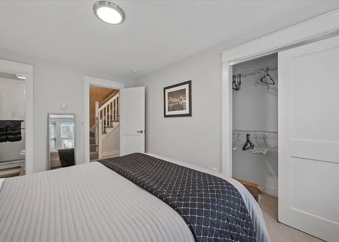 Shadyside Townhome *
