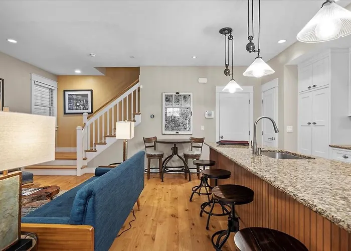 Villa Shadyside Townhome
