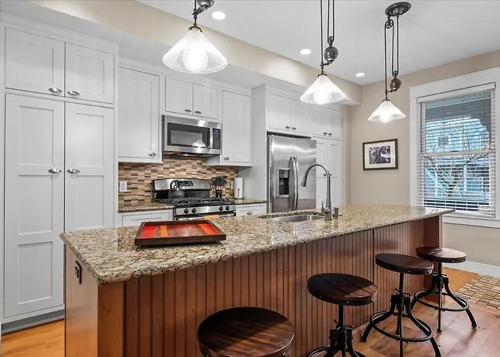 Villa Shadyside Townhome